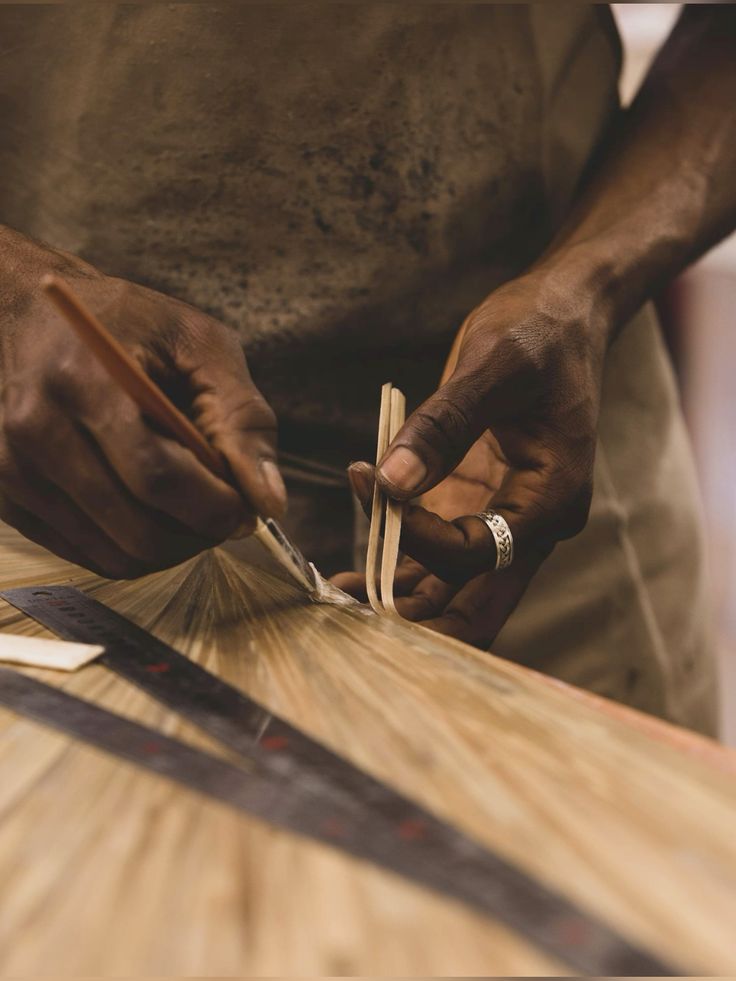 Un artisan au travail pendant la fabrication de nos jeux en bois.